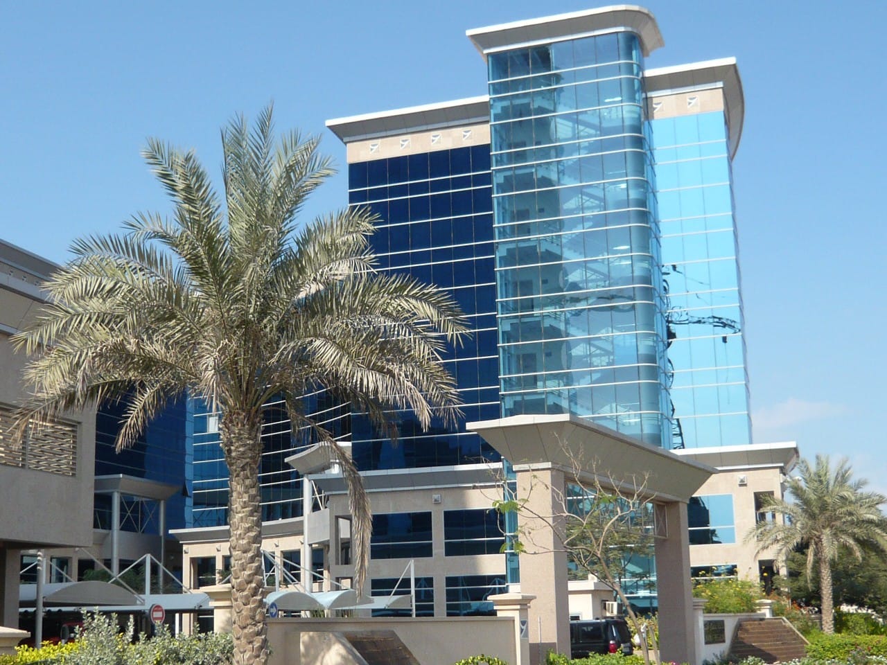 BUSINESS SETUP IN UAE FREE ZONES